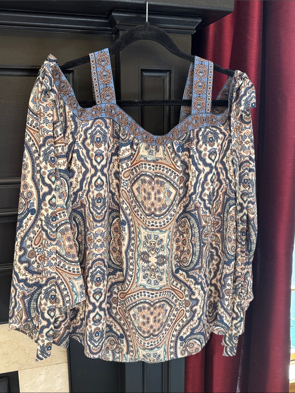 BCBGMaxAzria   Blue and Cream Paisley Off-Shoulder Blouse sz M